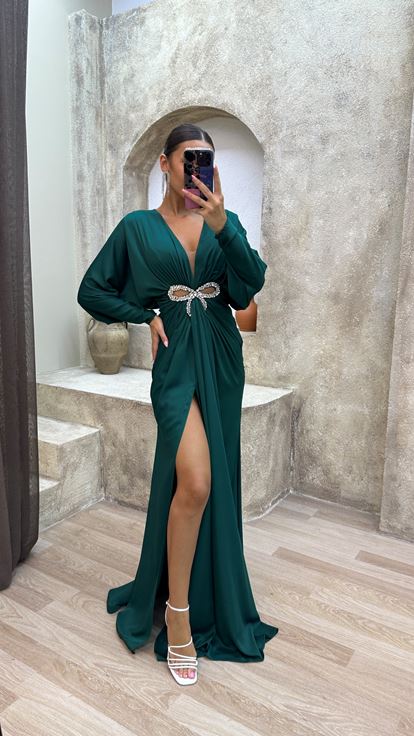 Vestido de noche verde con escote en V  drapeado  detalle en la cintura y abertura 