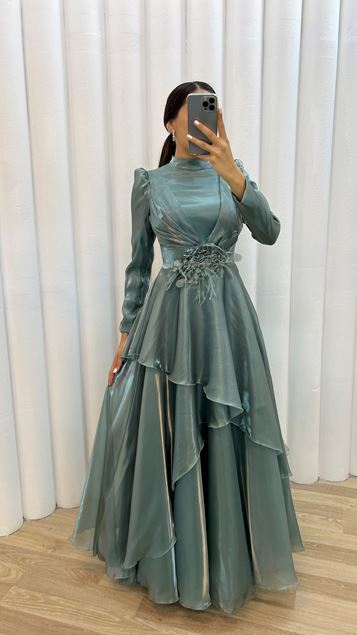 Mintgrünes Abendkleid im Volant-Design mit Broschendetail