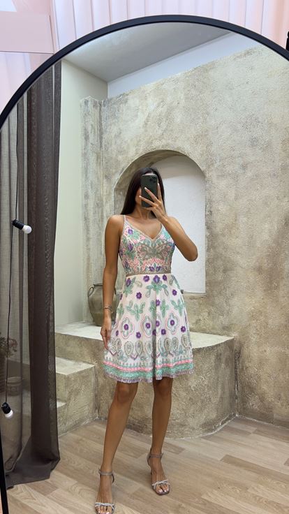 فستان أبيض بتصميم خاص مطرز ومزين بشراشيب