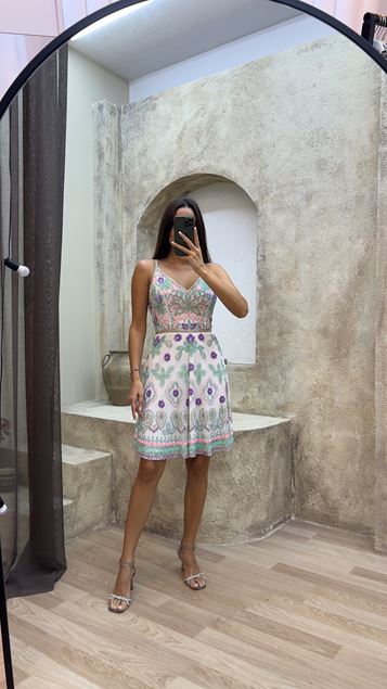 Weißes, speziell besticktes Kleid mit Fransen und Seilträgern