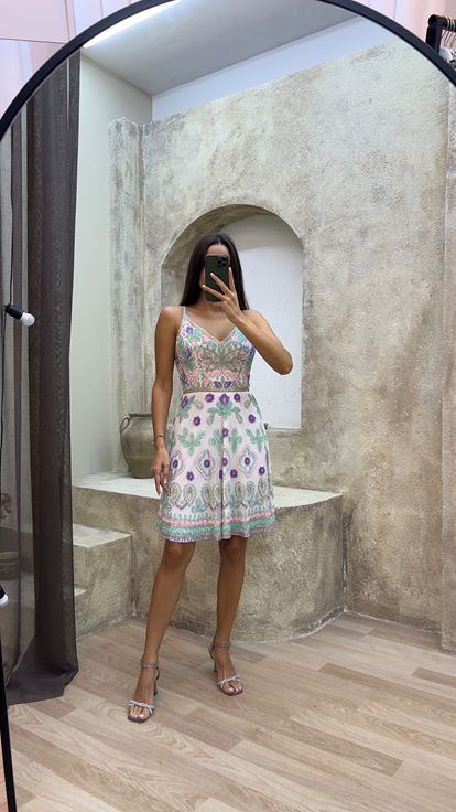 فستان أبيض بتصميم خاص مطرز ومزين بشراشيب