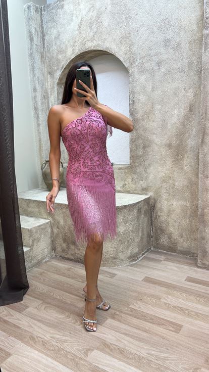 Pembe Tek Omuz Saçaklı Özel İşlemeli Tasarım Elbise