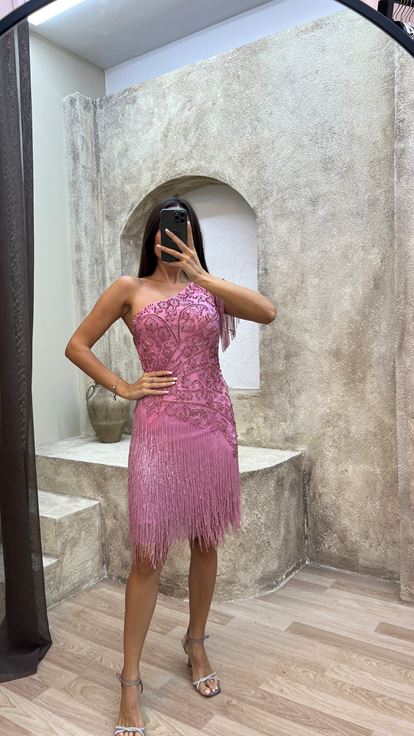 Pembe Tek Omuz Saçaklı Özel İşlemeli Tasarım Elbise