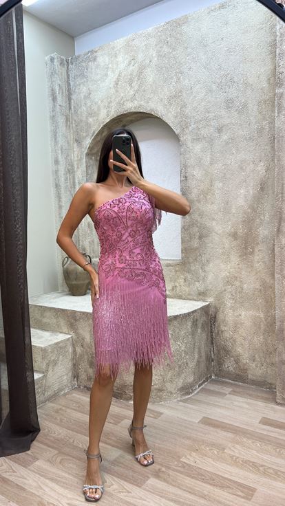 Pembe Tek Omuz Saçaklı Özel İşlemeli Tasarım Elbise