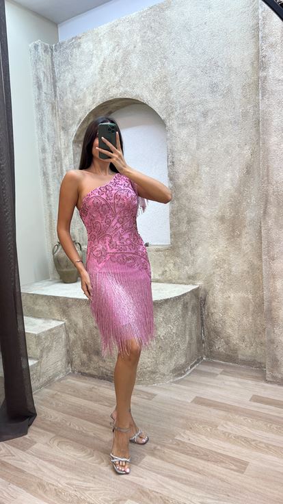 Pembe Tek Omuz Saçaklı Özel İşlemeli Tasarım Elbise