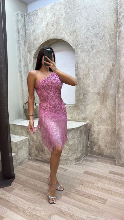 Pembe Tek Omuz Saçaklı Özel İşlemeli Tasarım Elbise