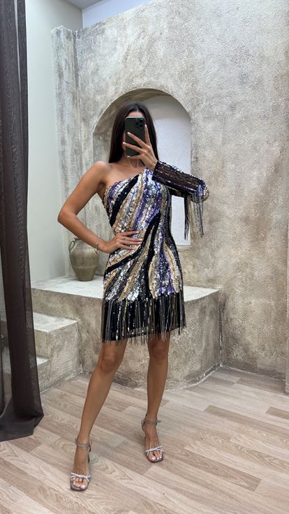 Schwarzes  schulterfreies  mit Fransen besetztes und individuell besticktes Designer Kleid von One Shoulder