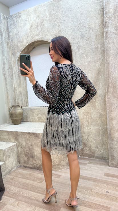 Robe noire avec un motif de franges brodées spéciales au niveau de la poitrine