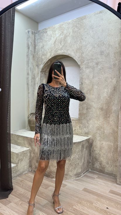 Robe noire avec un motif de franges brodées spéciales au niveau de la poitrine