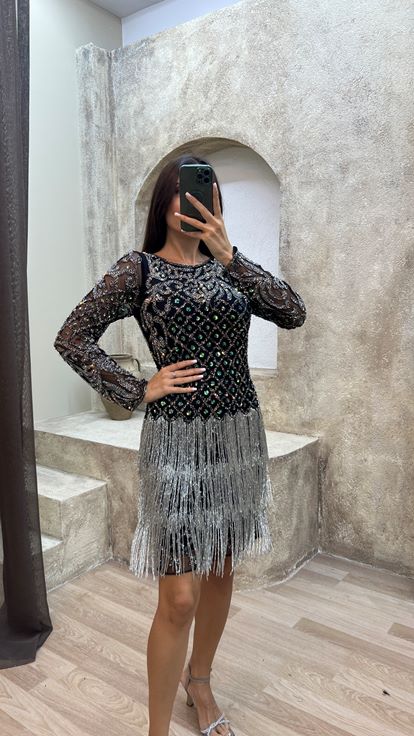 Robe noire avec un motif de franges brodées spéciales au niveau de la poitrine