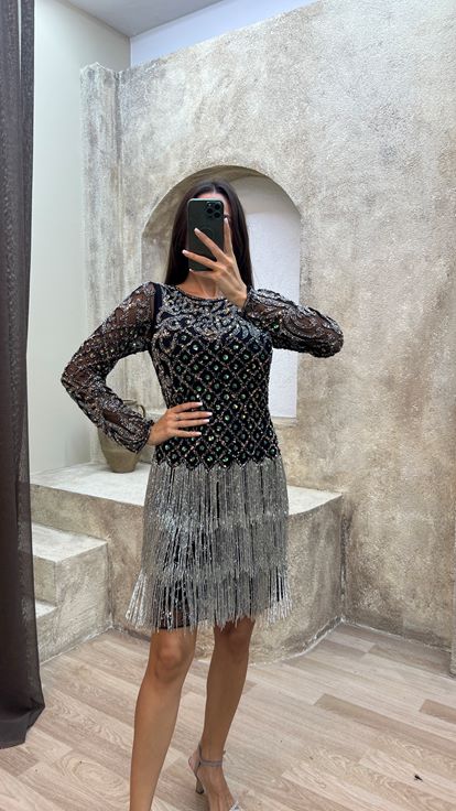 Robe noire avec un motif de franges brodées spéciales au niveau de la poitrine