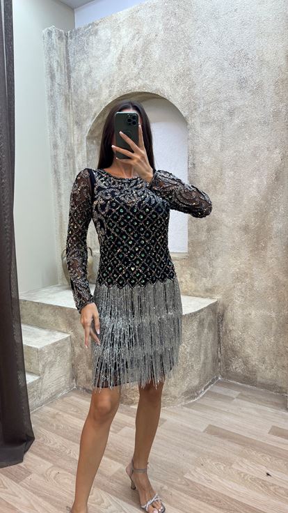 Robe noire avec un motif de franges brodées spéciales au niveau de la poitrine