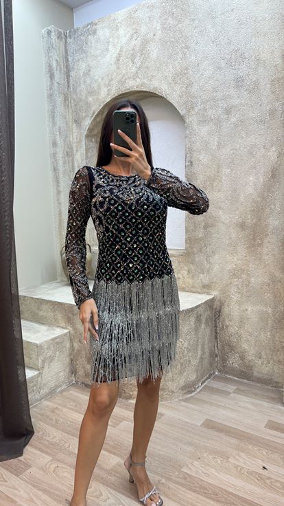 Robe noire avec un motif de franges brodées spéciales au niveau de la poitrine