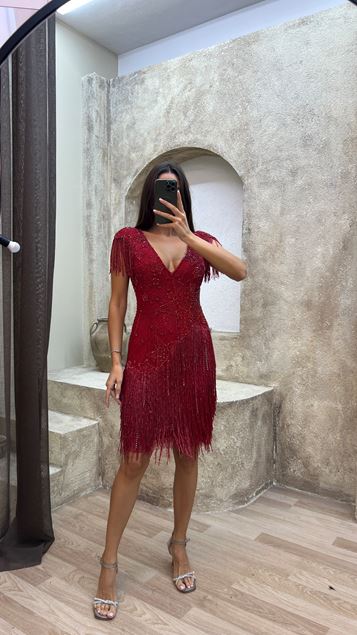 Detalle de espalda roja Vestido de diseño con flecos bordados bordados especiales