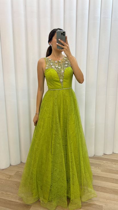 Vestido de noche amarillo con escote adornado con piedras 