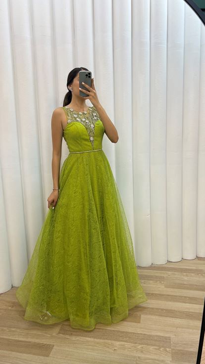 Vestido de noche amarillo con escote adornado con piedras 