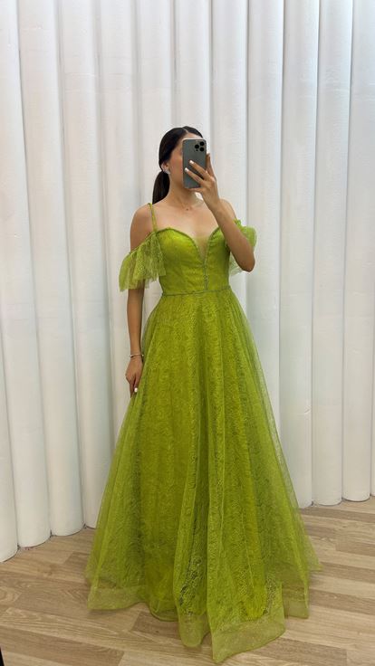 Gelbes Abendkleid mit Tüllbesatz an den Schultern