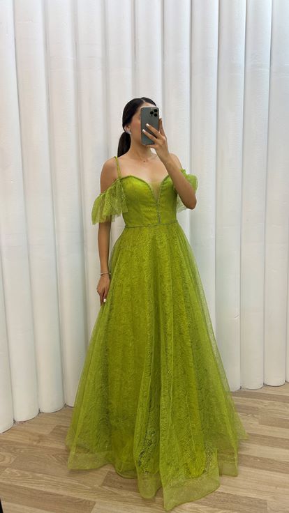 Gelbes Abendkleid mit Tüllbesatz an den Schultern