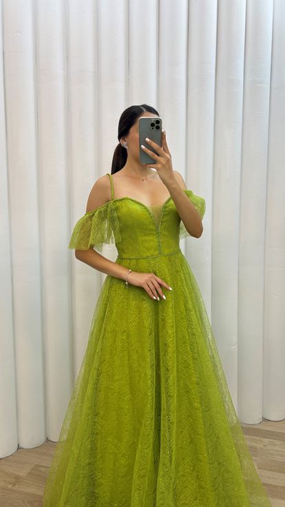 Gelbes Abendkleid mit Tüllbesatz an den Schultern