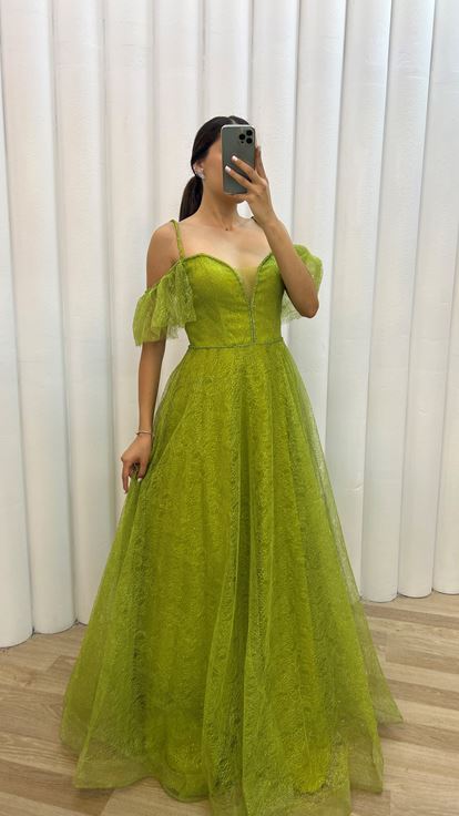 Gelbes Abendkleid mit Tüllbesatz an den Schultern