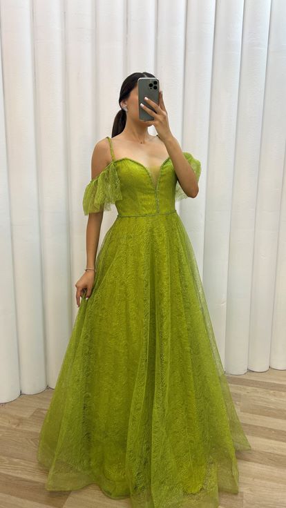 Gelbes Abendkleid mit Tüllbesatz an den Schultern