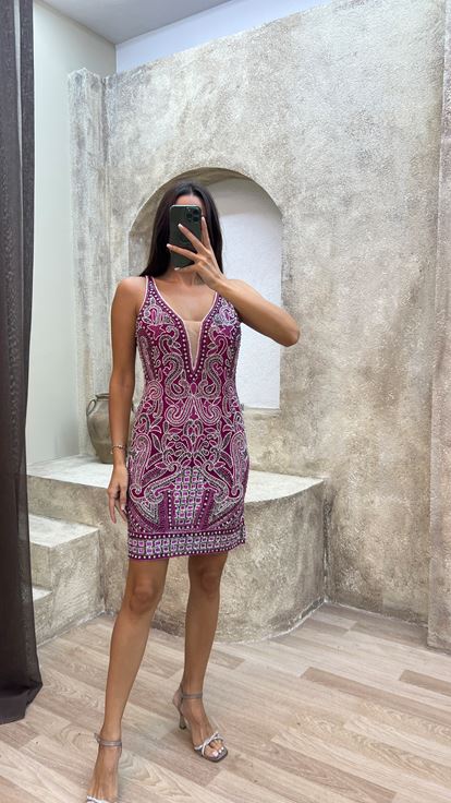 فستان فوشيا بياقة على شكل حرف   وتفاصيل صدرية وتصميم مطرز خاص