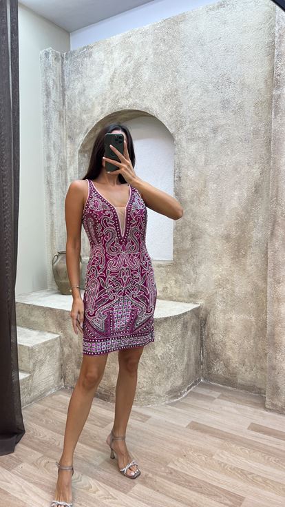 فستان فوشيا بياقة على شكل حرف   وتفاصيل صدرية وتصميم مطرز خاص