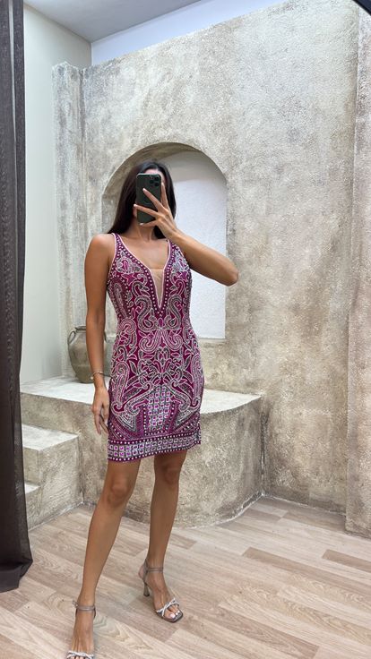 فستان فوشيا بياقة على شكل حرف   وتفاصيل صدرية وتصميم مطرز خاص