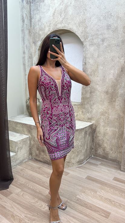 فستان فوشيا بياقة على شكل حرف   وتفاصيل صدرية وتصميم مطرز خاص