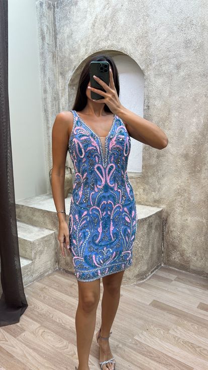 فستان وردي اللون بتصميم مطرز خاص وياقة على شكل حرف   عند الصدر