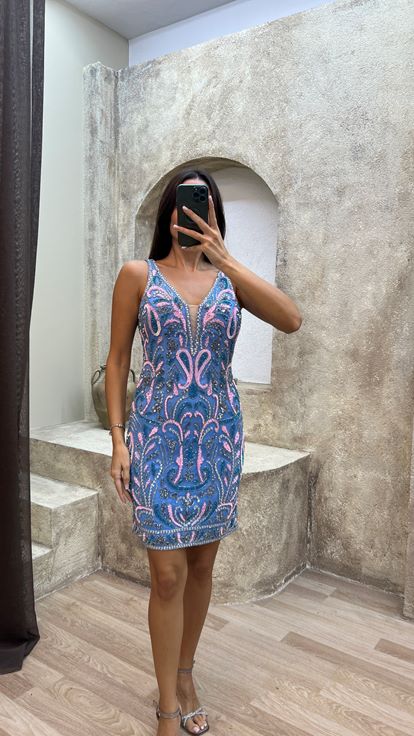 فستان وردي اللون بتصميم مطرز خاص وياقة على شكل حرف   عند الصدر