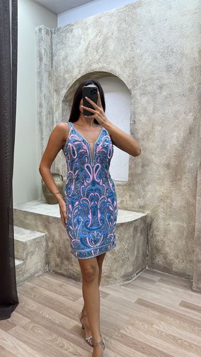 فستان وردي اللون بتصميم مطرز خاص وياقة على شكل حرف   عند الصدر