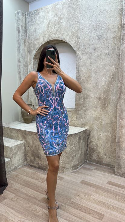 فستان وردي اللون بتصميم مطرز خاص وياقة على شكل حرف   عند الصدر