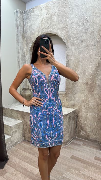 فستان وردي اللون بتصميم مطرز خاص وياقة على شكل حرف   عند الصدر