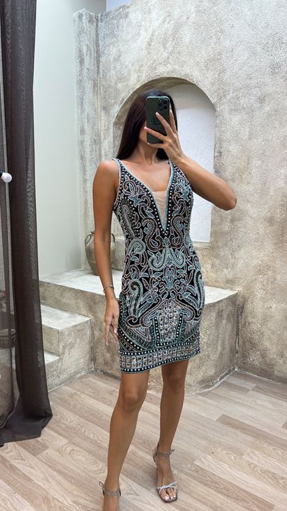 فستان بتصميم مطرز خاص وياقة على شكل حرف   باللون الأخضر النعناعي