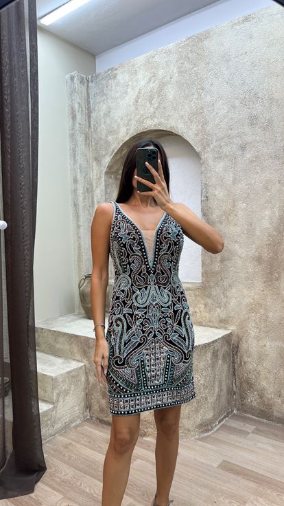 فستان بتصميم مطرز خاص وياقة على شكل حرف   باللون الأخضر النعناعي