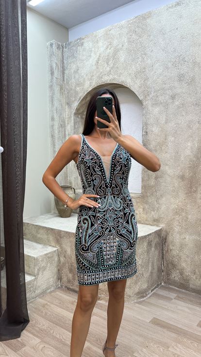 فستان بتصميم مطرز خاص وياقة على شكل حرف   باللون الأخضر النعناعي