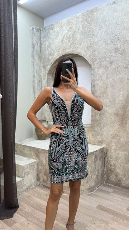 فستان بتصميم مطرز خاص وياقة على شكل حرف   باللون الأخضر النعناعي