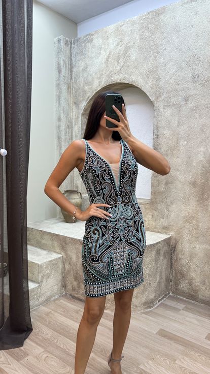 فستان بتصميم مطرز خاص وياقة على شكل حرف   باللون الأخضر النعناعي