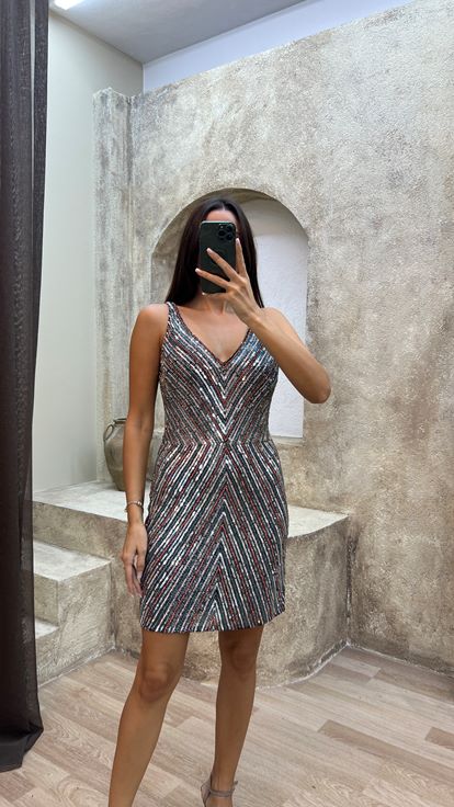 Kleid in Mintgrün mit V Ausschnitt am Rücken und aufwendiger Stickerei