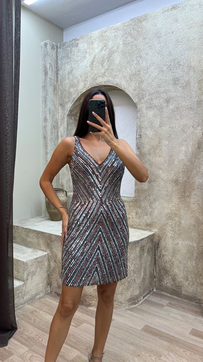 Kleid in Mintgrün mit V Ausschnitt am Rücken und aufwendiger Stickerei