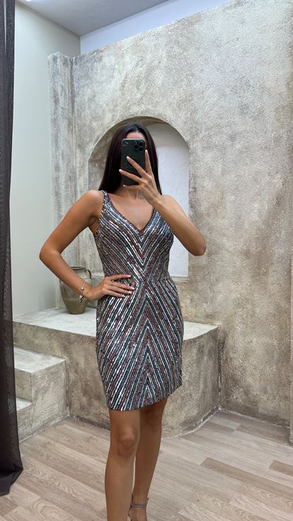 Kleid in Mintgrün mit V Ausschnitt am Rücken und aufwendiger Stickerei