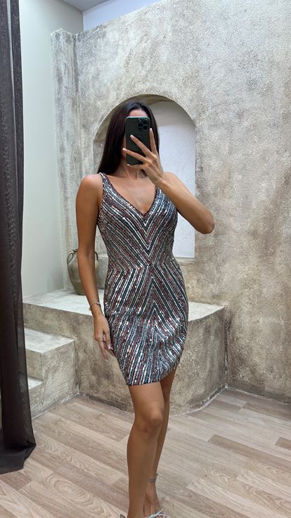 Kleid in Mintgrün mit V Ausschnitt am Rücken und aufwendiger Stickerei