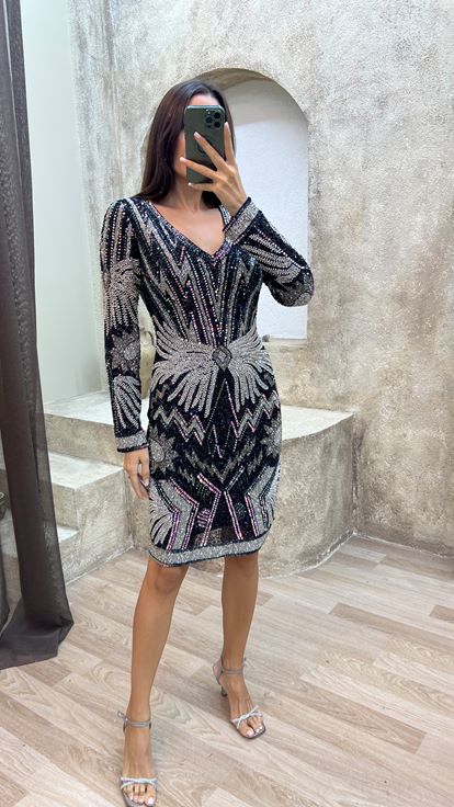 Vestido negro con escote en V  detalle en las mangas y diseño bordado especial 