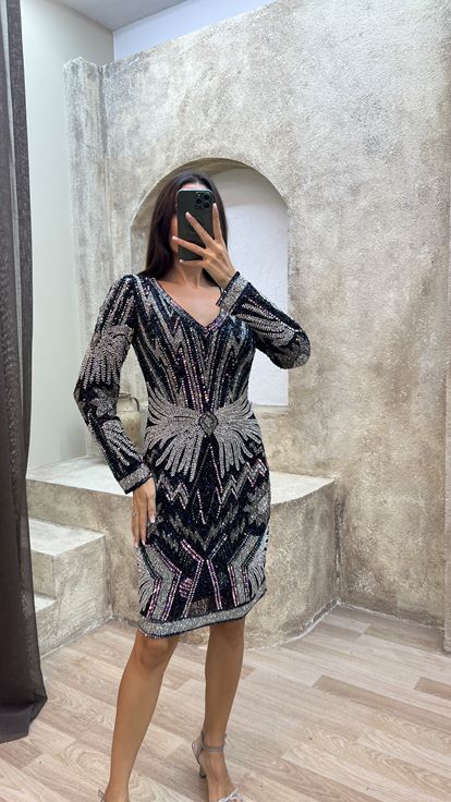 Vestido negro con escote en V  detalle en las mangas y diseño bordado especial 