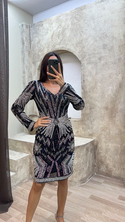 Vestido negro con escote en V  detalle en las mangas y diseño bordado especial 