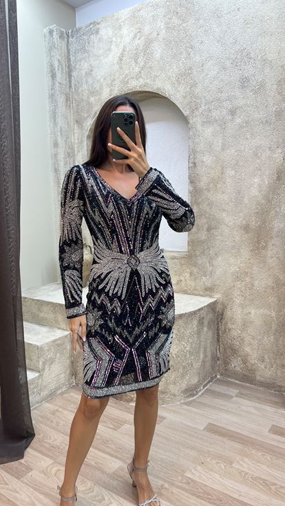 Vestido negro con escote en V  detalle en las mangas y diseño bordado especial 