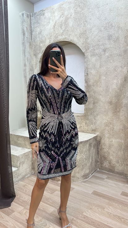 Vestido negro con escote en V  detalle en las mangas y diseño bordado especial 