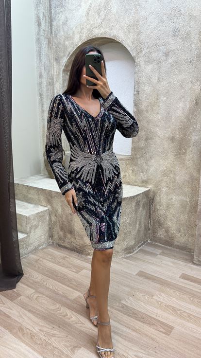 Vestido negro con escote en V  detalle en las mangas y diseño bordado especial 