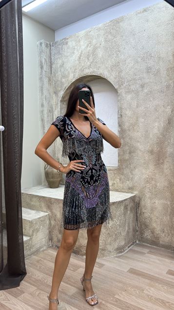 Besonderes besticktes Designkleid mit schwarzer Brust und Fransenrock